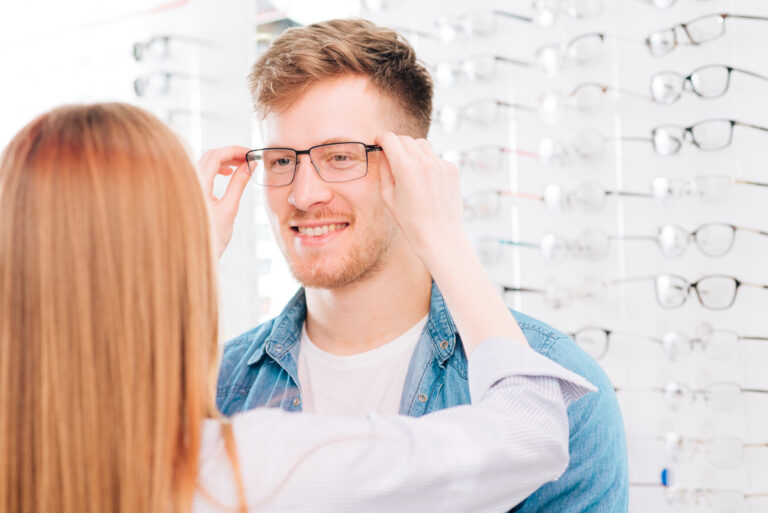 Pacient în consultație la Novo Optic Craiova