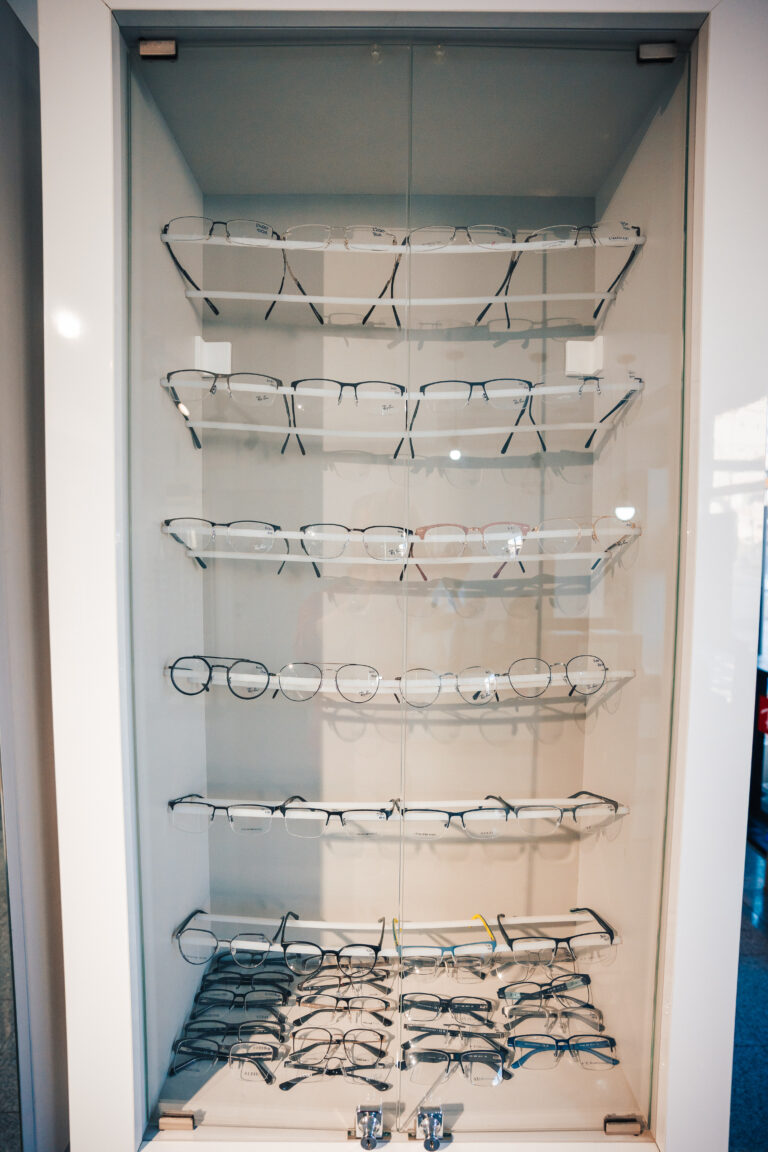 Raft cu rame de ochelari la Novo Optic Craiova