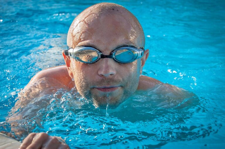 Ochi iritați de la piscină și mare — cum îți protejezi vederea vara