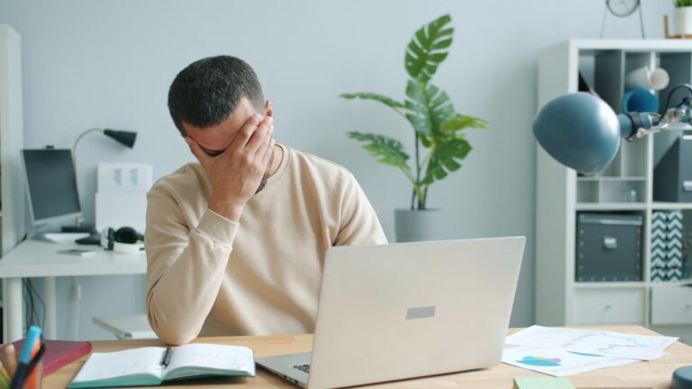 Oboseala oculară de la ecrane — ce e sindromul de vedere la computer